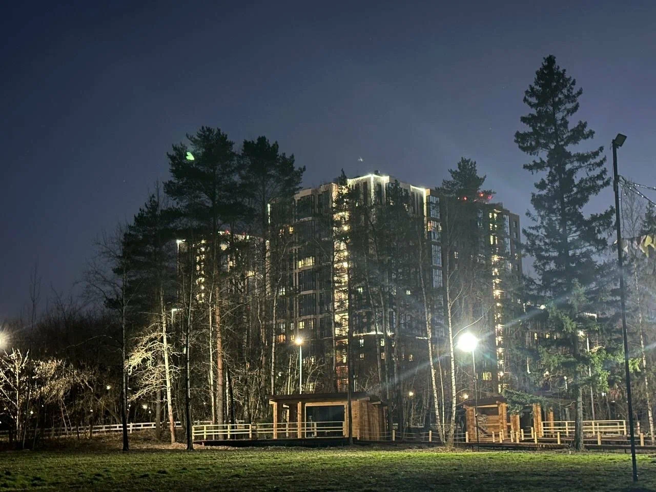 Комплекс ЛЕС вечером в городской среде